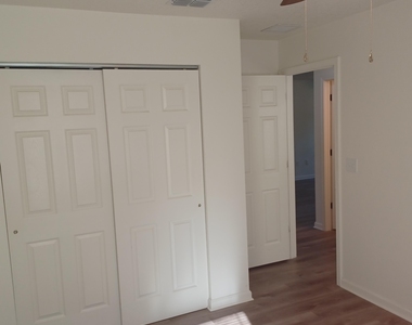 916 W 9th Street - Photo Thumbnail 14