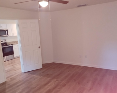 916 W 9th Street - Photo Thumbnail 9