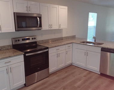 916 W 9th Street - Photo Thumbnail 6