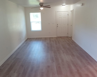 916 W 9th Street - Photo Thumbnail 2
