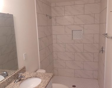 916 W 9th Street - Photo Thumbnail 12