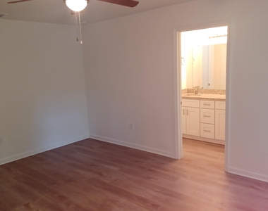 916 W 9th Street - Photo Thumbnail 8