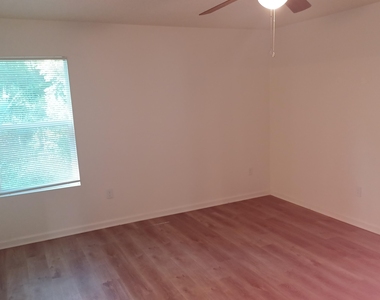 916 W 9th Street - Photo Thumbnail 10