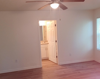 916 W 9th Street - Photo Thumbnail 7