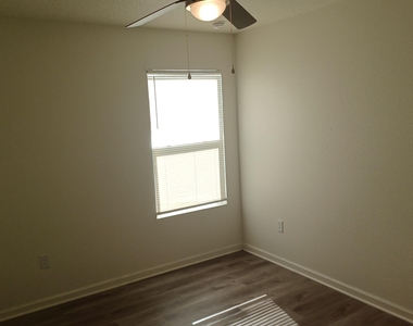 916 W 9th Street - Photo Thumbnail 13