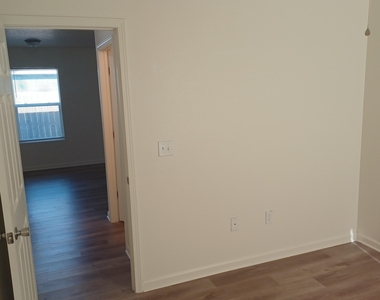 916 W 9th Street - Photo Thumbnail 16
