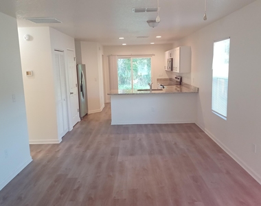 916 W 9th Street - Photo Thumbnail 1