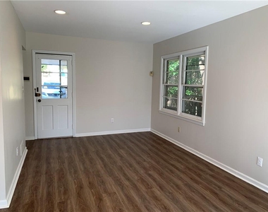 1203 Biltmore Drive Ne - Photo Thumbnail 2