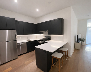 4513 N Clark Street - Photo Thumbnail 4