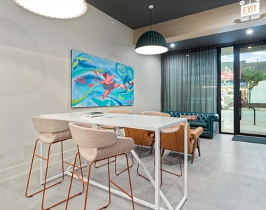 4513 N Clark Street - Photo Thumbnail 13