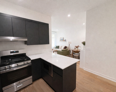 4513 N Clark Street - Photo Thumbnail 5