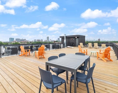 4513 N Clark Street - Photo Thumbnail 10