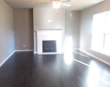 2485 Matlin Way - Photo Thumbnail 8