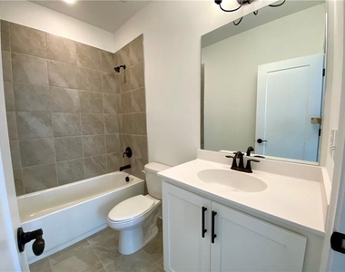 435 Ashbury Drive - Photo Thumbnail 2
