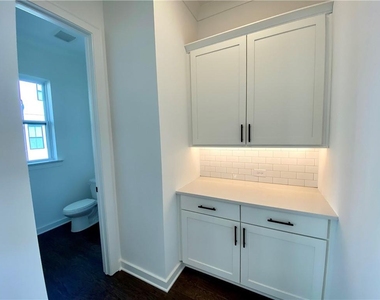 435 Ashbury Drive - Photo Thumbnail 7