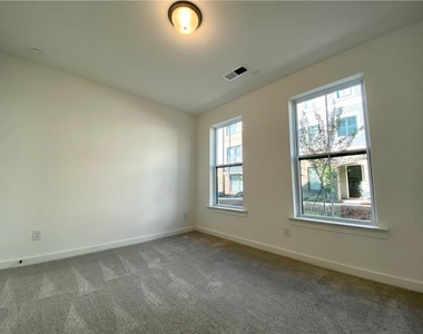 435 Ashbury Drive - Photo Thumbnail 19