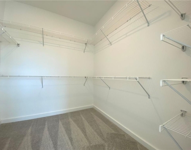 435 Ashbury Drive - Photo Thumbnail 14