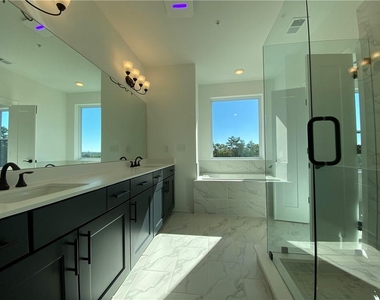 435 Ashbury Drive - Photo Thumbnail 13
