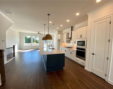 435 Ashbury Drive - Photo Thumbnail 9