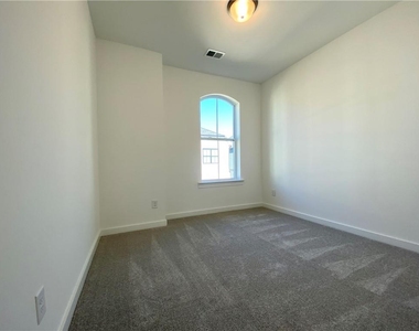 435 Ashbury Drive - Photo Thumbnail 16