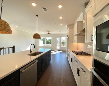 435 Ashbury Drive - Photo Thumbnail 3