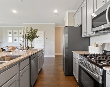 1905 Manor Pointe Drive - Photo Thumbnail 6