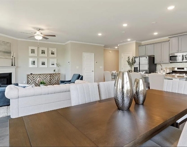 1905 Manor Pointe Drive - Photo Thumbnail 10