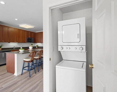 807 Davis Street - Photo Thumbnail 14