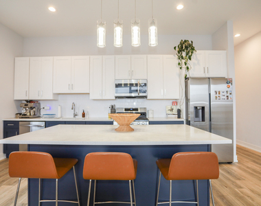 2402 W Carmen Avenue - Photo Thumbnail 4