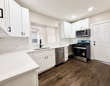 5536 N Spaulding Avenue - Photo Thumbnail 3
