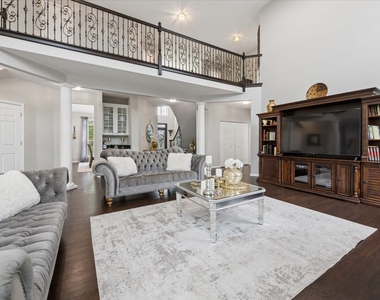 5423 Swan Circle - Photo Thumbnail 8