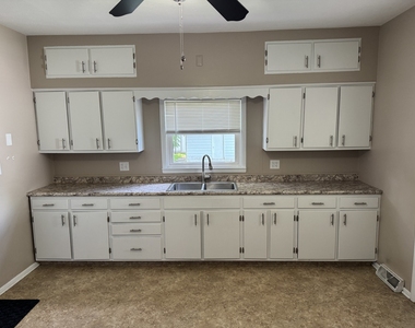 121 Terwilliger Street - Photo Thumbnail 2