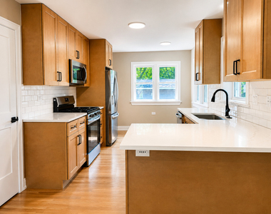 307 N Fairview Avenue N - Photo Thumbnail 8