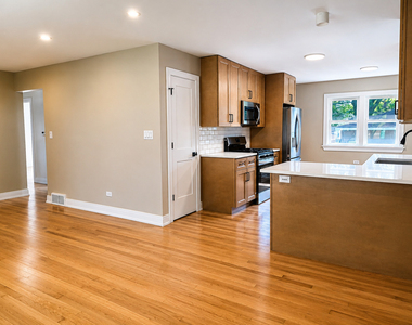 307 N Fairview Avenue N - Photo Thumbnail 10
