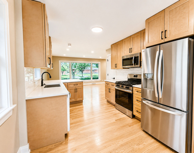 307 N Fairview Avenue N - Photo Thumbnail 6