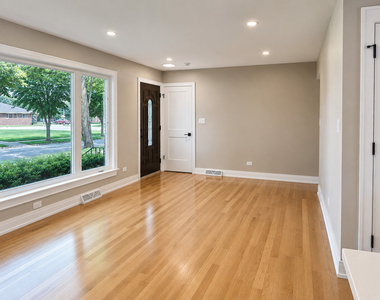 307 N Fairview Avenue N - Photo Thumbnail 3