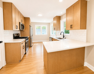 307 N Fairview Avenue N - Photo Thumbnail 11