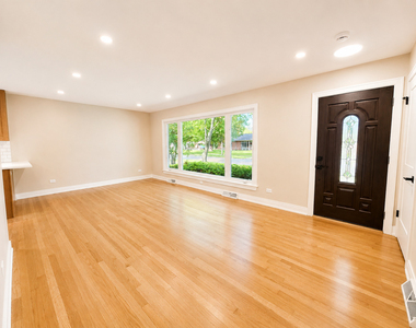 307 N Fairview Avenue N - Photo Thumbnail 4