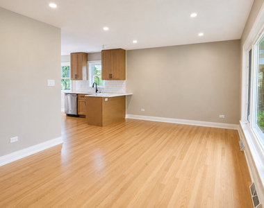 307 N Fairview Avenue N - Photo Thumbnail 5
