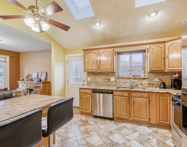 7642 W 92nd Place - Photo Thumbnail 5