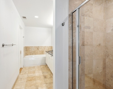 1422 N La Salle Drive - Photo Thumbnail 9