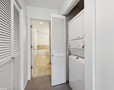 1422 N La Salle Drive - Photo Thumbnail 8
