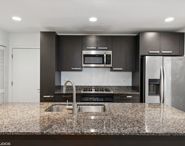 1422 N La Salle Drive - Photo Thumbnail 3