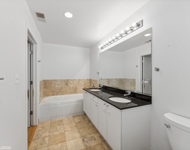 1422 N La Salle Drive - Photo Thumbnail 10