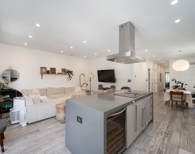 5746 N Washtenaw Avenue - Photo Thumbnail 5