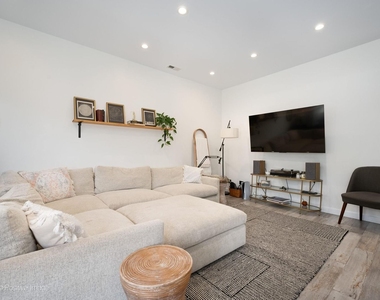 5746 N Washtenaw Avenue - Photo Thumbnail 2