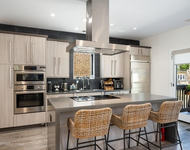 5746 N Washtenaw Avenue - Photo Thumbnail 3