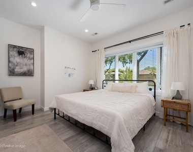 5746 N Washtenaw Avenue - Photo Thumbnail 8