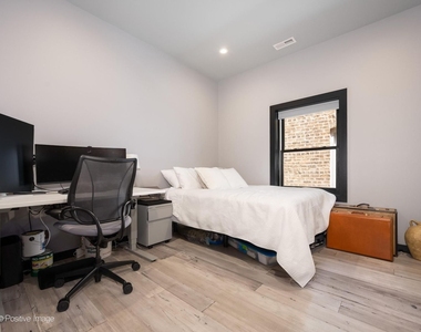 5746 N Washtenaw Avenue - Photo Thumbnail 10