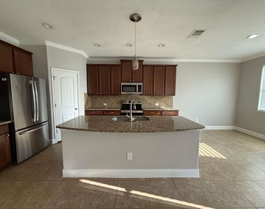 2527 Middleground - Photo Thumbnail 4